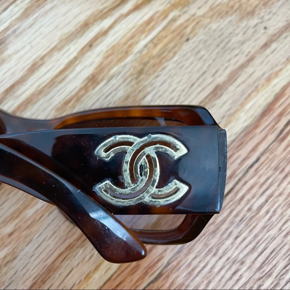 CHANEL | Tortoise Sunglasses - Picture 3 of 8